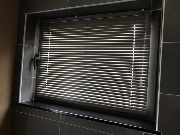 Aluminium jaloezieeën na het plaatsen
